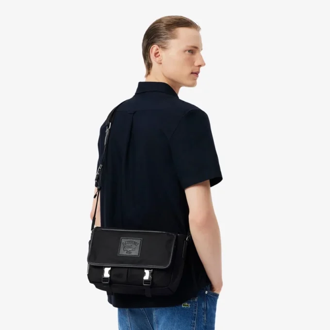 Κλασική τσάντα Lacoste με πτερύγιο κλεισίματος Κλασική τσάντα Lacoste με πτερύγιο κλεισίματος