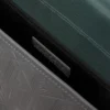 Μικρή δερμάτινη τσάντα με πτερύγιο και μονόγραμμα Μικρή δερμάτινη τσάντα με πτερύγιο και μονόγραμμα