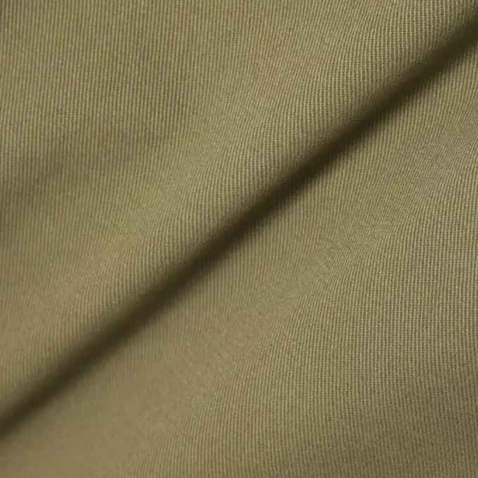 Παντελόνι Chino από βαμβακερό twill με κανονική εφαρμογή Παντελόνι Chino από βαμβακερό twill με κανονική εφαρμογή