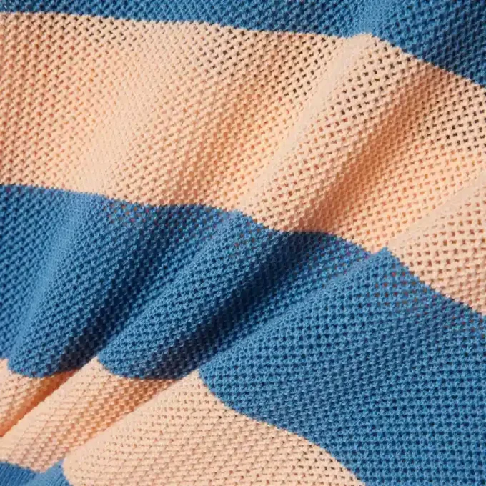 Πουλόβερ με ριγέ πλέξη και γιακά πόλο Πουλόβερ με ριγέ πλέξη και γιακά πόλο