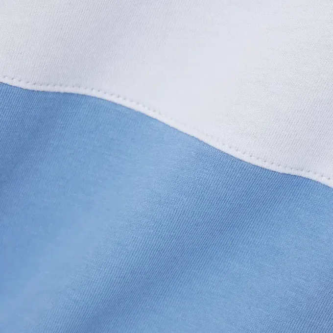 Βαμβακερό T-shirt με χρωματικά μπλοκ Βαμβακερό T-shirt με χρωματικά μπλοκ